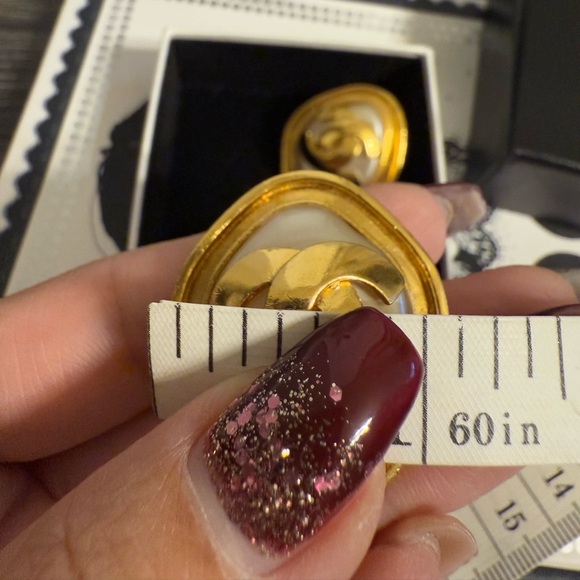 CHANEL Vintage Gold CC Faux Pearl Clip On Earrings - Picture 6 of 8